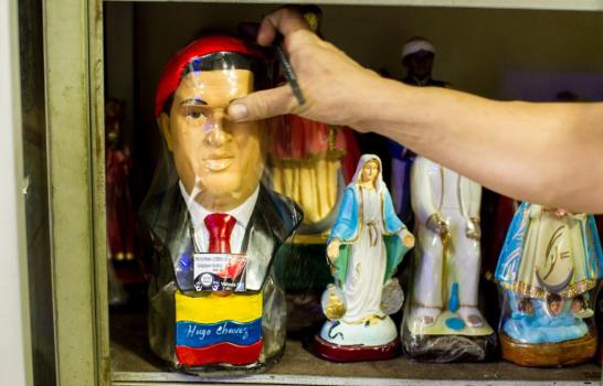 Chávez se sube a los altares caseros