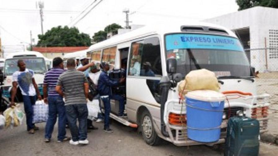Choferes de guaguas del Cibao paralizan servicio en protesta