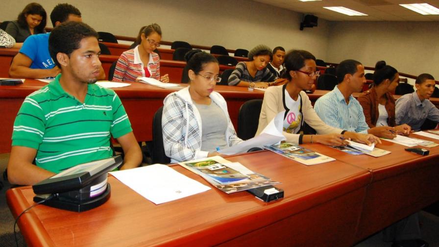 INAFOCAM beca cientos de bachilleres para formarlos como docentes INAFOCAM beca cientos de bachilleres para formarlos como docentes