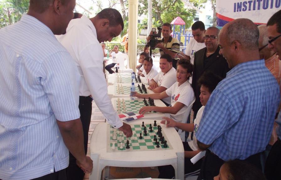 Simultánea de ajedrez, con 200 niños y 4 maestros
