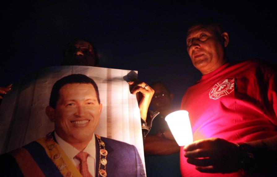 Centenares de dominicanos recuerdan a Chávez en la plaza Simón Bolívar