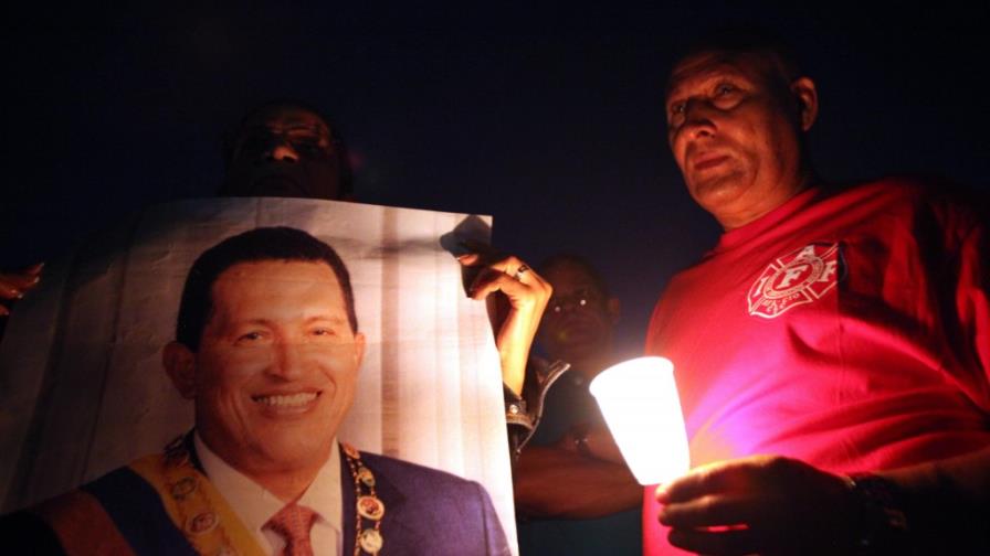 Centenares de dominicanos recuerdan a Chávez en la plaza Simón Bolívar