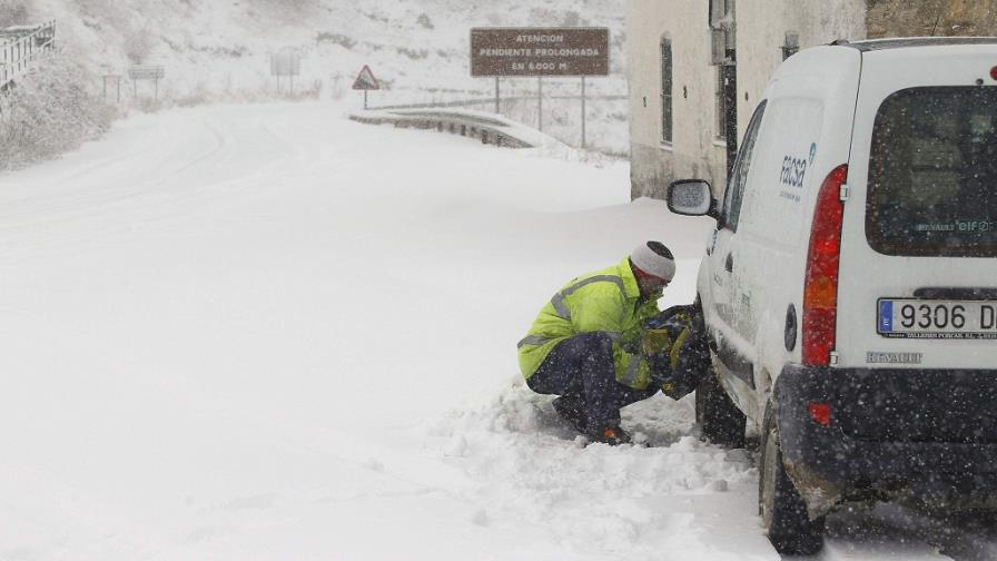 Tormenta con nieve cubre Chicago, paraliza vuelos y afecta a Gobierno de EE.UU.
