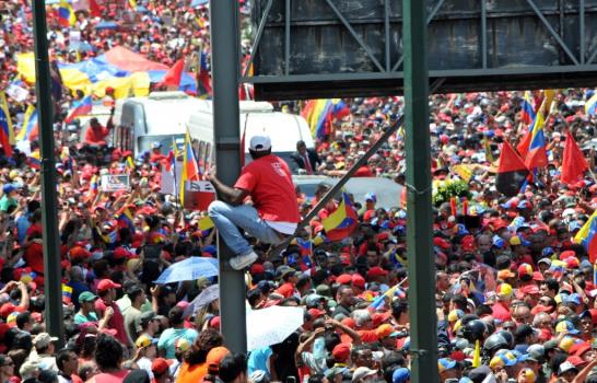 El cuerpo de Chávez ya está en la academia militar de Caracas