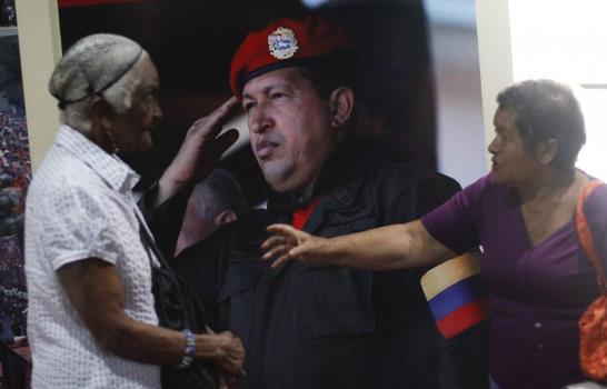 Chávez es homenajeado con misas y actos militares un mes después de su muerte