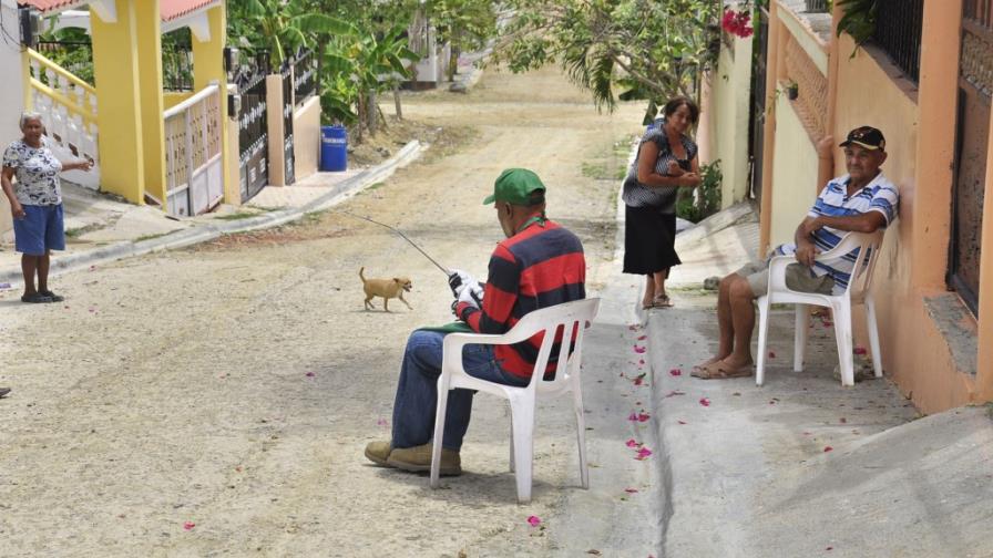 Calles de urbanización E. M. de Hostos no conocen el asfalto