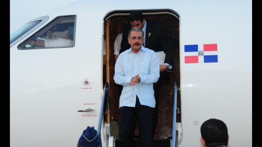 El presidente Medina retorna de Trinidad y Tobago