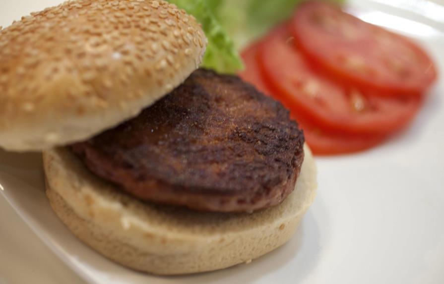 Científicos desarrollan la primera hamburguesa artificial en un laboratorio