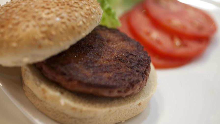 Científicos desarrollan la primera hamburguesa artificial en un laboratorio