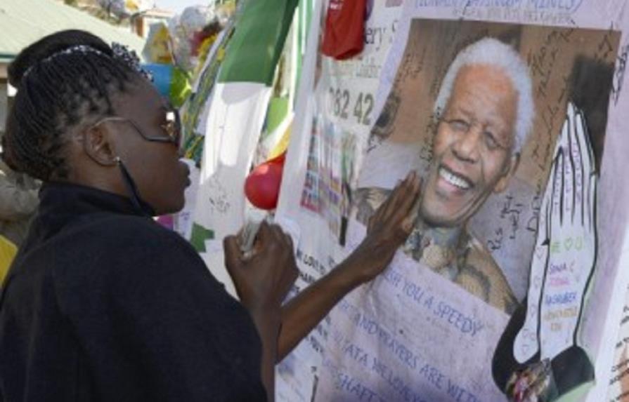 Mandela cumple dos meses hospitalizado