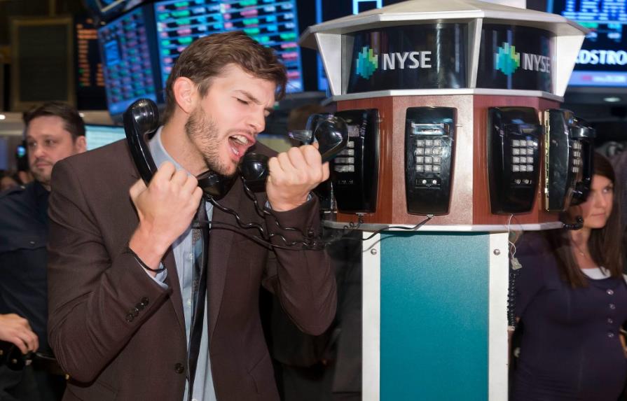 Ashton Kutcher revoluciona la bolsa de Nueva York para promocionar Jobs