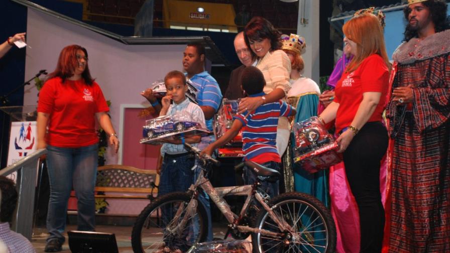 Cinco mil niños del país reciben juguetes