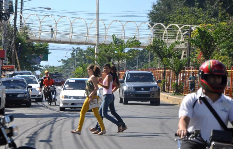 El 60% de peatones no utiliza los puentes peatonales en Santiago