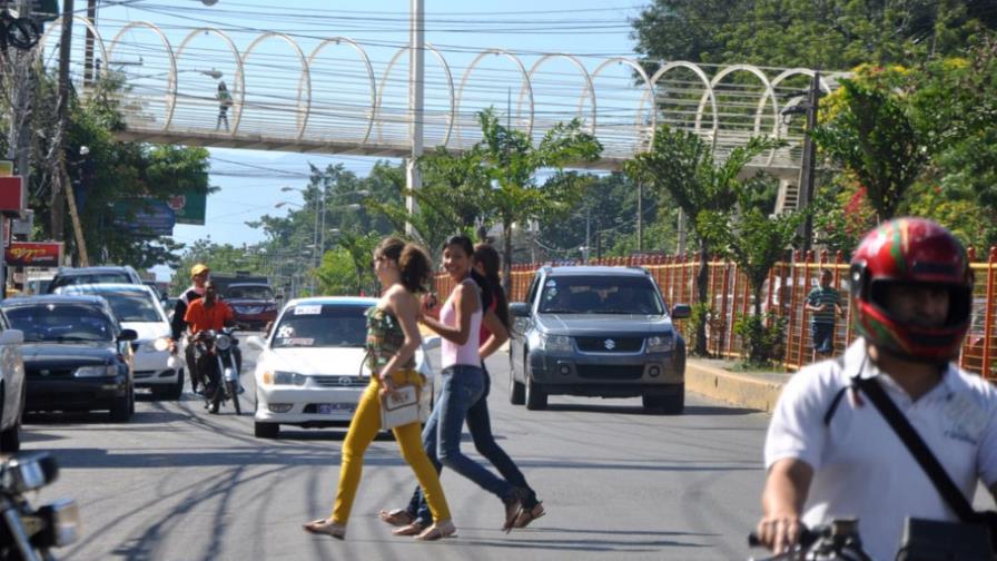 El 60% de peatones no utiliza los puentes peatonales en Santiago El 60% de peatones no utiliza los puentes peatonales en Santiago