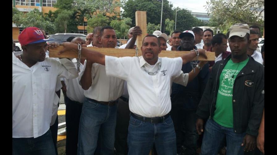 Chofer se encadena frente a la Suprema Corte de Justicia Chofer se encadena frente a la Suprema Corte de Justicia