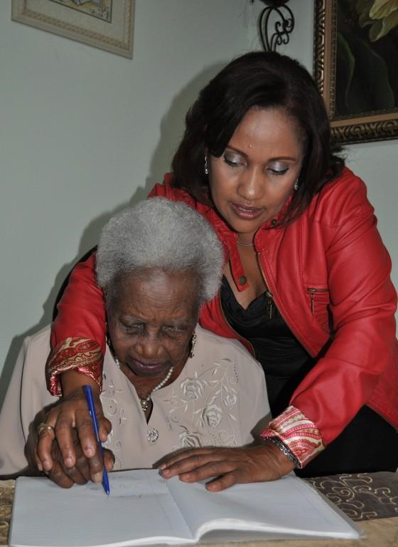 Empieza jornada de alfabetización con su abuela de cien años