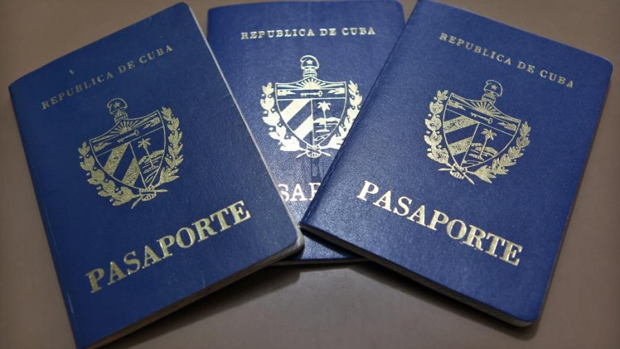 Cuba facilitará los viajes de sus médicos al extranjero