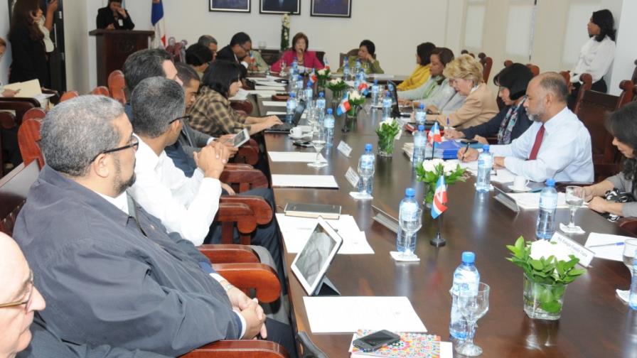 Consejo de Educación conoce propuesta de mejora salarial a los docentes