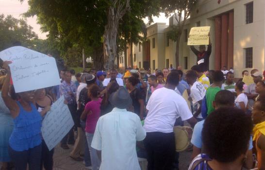 Organizaciones vuelven a protestar frente al Palacio Nacional contra la impunidad