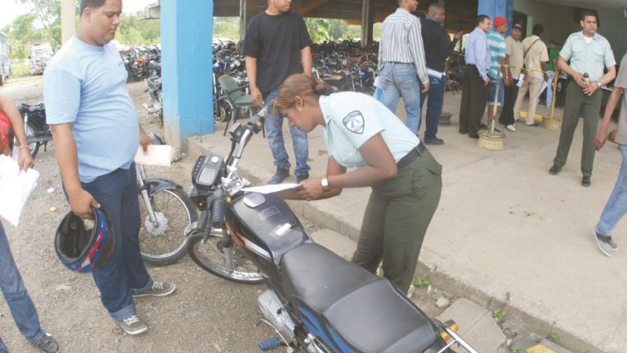 Canódromo recibe alrededor de cien vehículos y motores diariamente Canódromo recibe alrededor de cien vehículos y motores diariamente