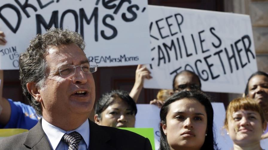 Inmigrantes sin papeles podrían esperar 10 años