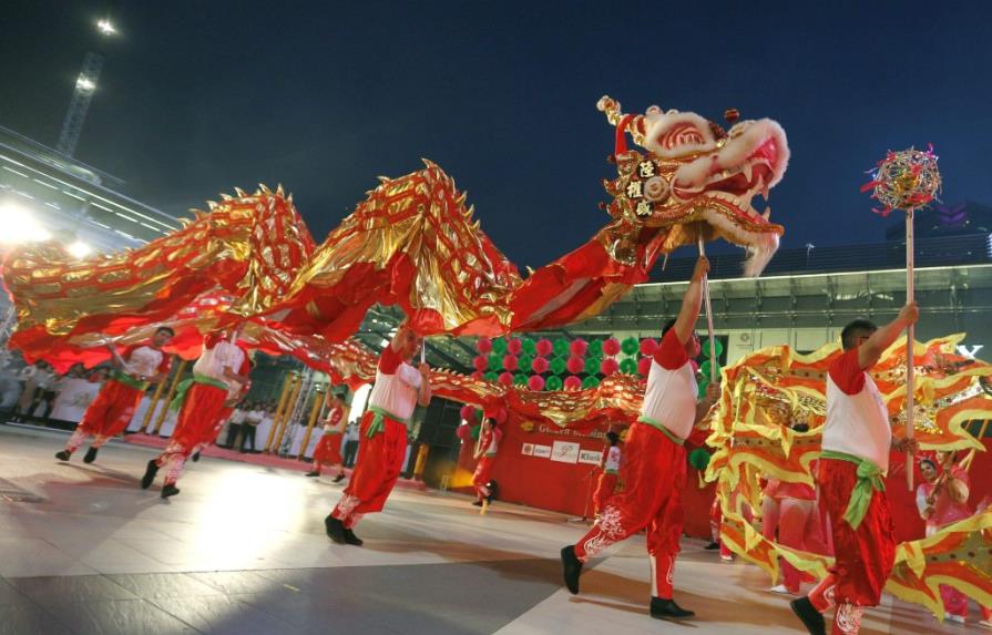 Los chinos reciben Año de la Serpiente con augurios de sabiduría y prudencia