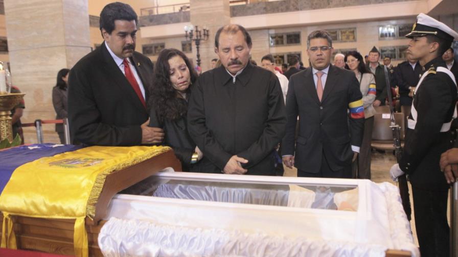 Presidentes comienzan a llegar a la Academia Militar para funeral de Chávez Presidentes comienzan a llegar a la Academia Militar para funeral de Chávez
