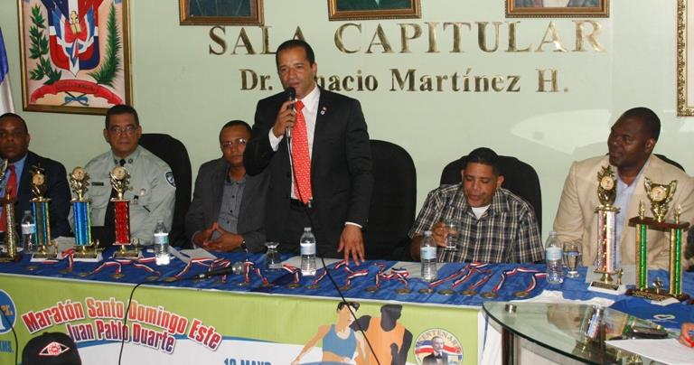 Alcalde De los Santos garantiza éxito maratón Santo Domingo Este