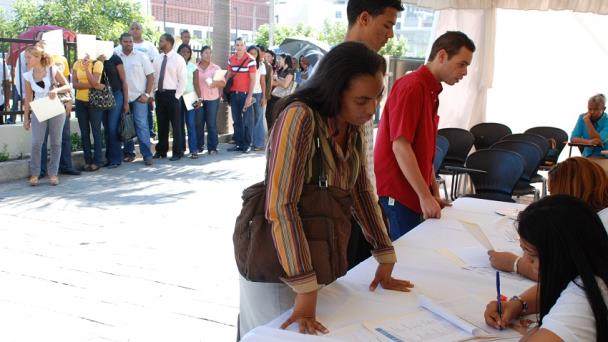 El desempleo juvenil mundial alcanza su nivel más bajo en quince años, anuncia la OIT