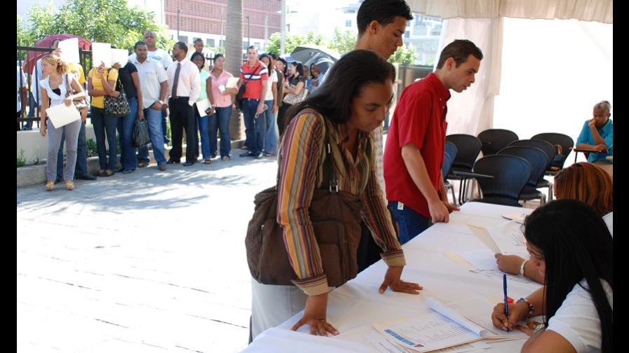 El desempleo juvenil mundial alcanza su nivel más bajo en quince años, anuncia la OIT