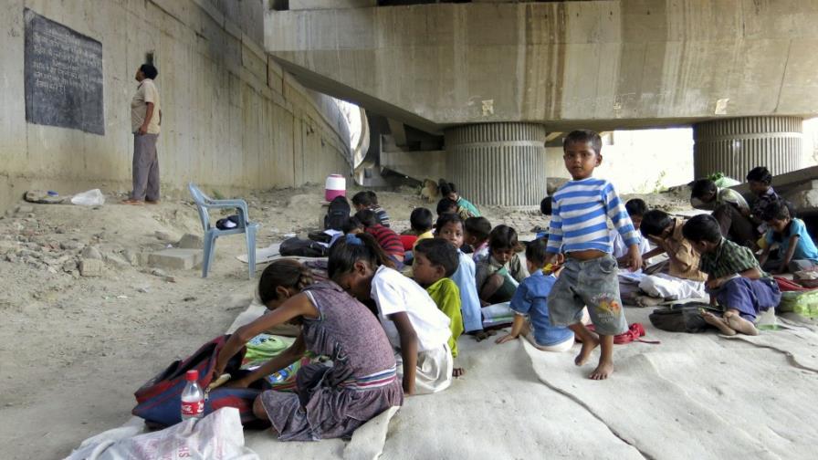 Una escuela bajo un puente desafía al analfabetismo en la India Una escuela bajo un puente desafía al analfabetismo en la India