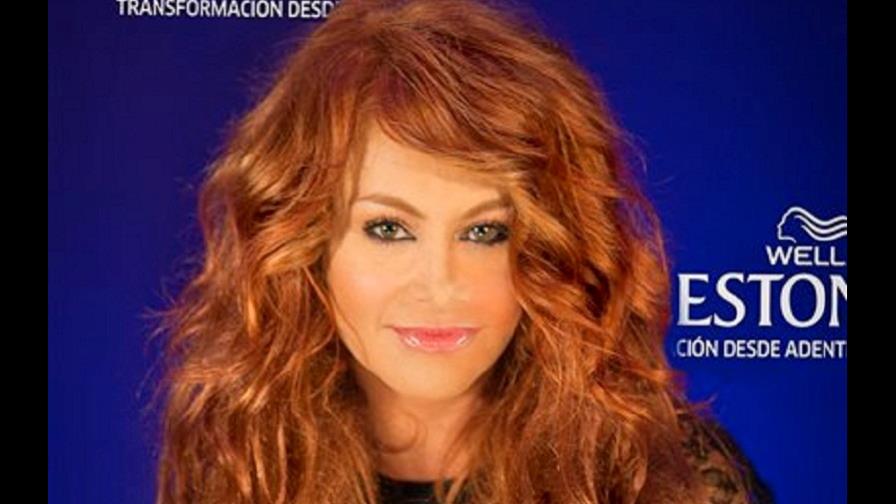 Paulina Rubio se convierte en pelirroja