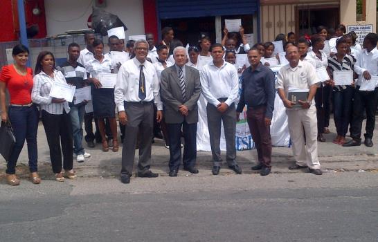 200 jóvenes graduados en carreras técnicas Barahona