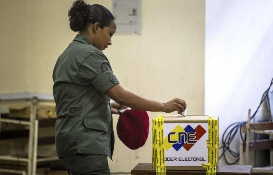 Desde temprano, Maduro y Capriles llaman por Twitter a votar
