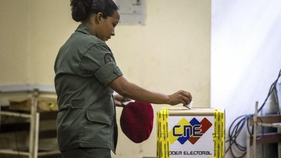 Desde temprano, Maduro y Capriles llaman por Twitter a votar