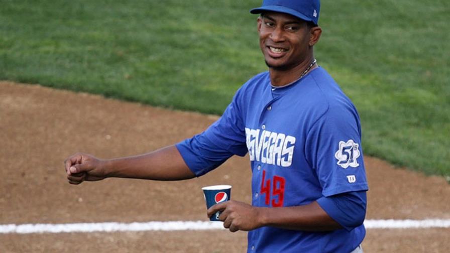 Los Indios firman Jerry Gil y Edward Paredes Los Indios firman Jerry Gil y Edward Paredes