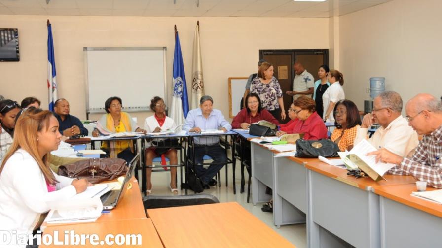 Académicos instruyen a los voluntarios cómo alfabetizar