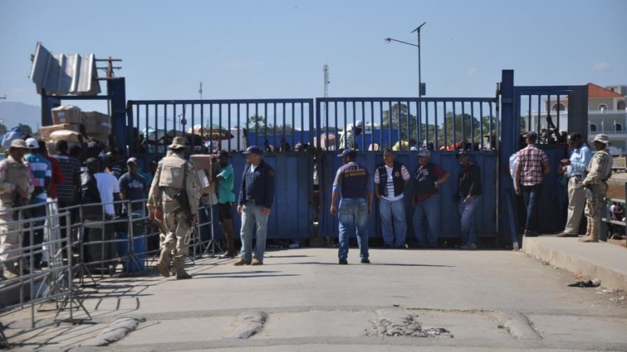 Dispersan a tiros haitianos que intentaron cruzar frontera
