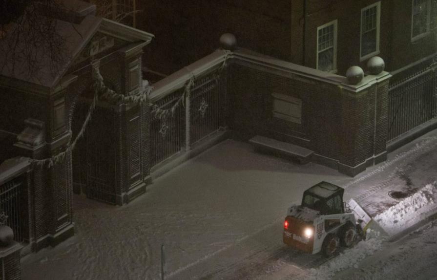 Gran tormenta de nieve causa tres muertos a su paso por Canadá