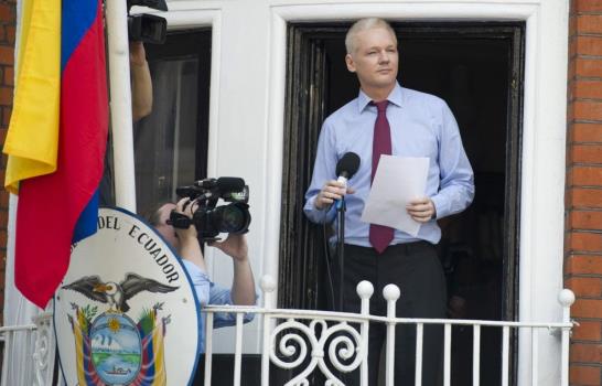 Lucio Gutiérrez dice que podría revocar asilo a Assange si gana comicios