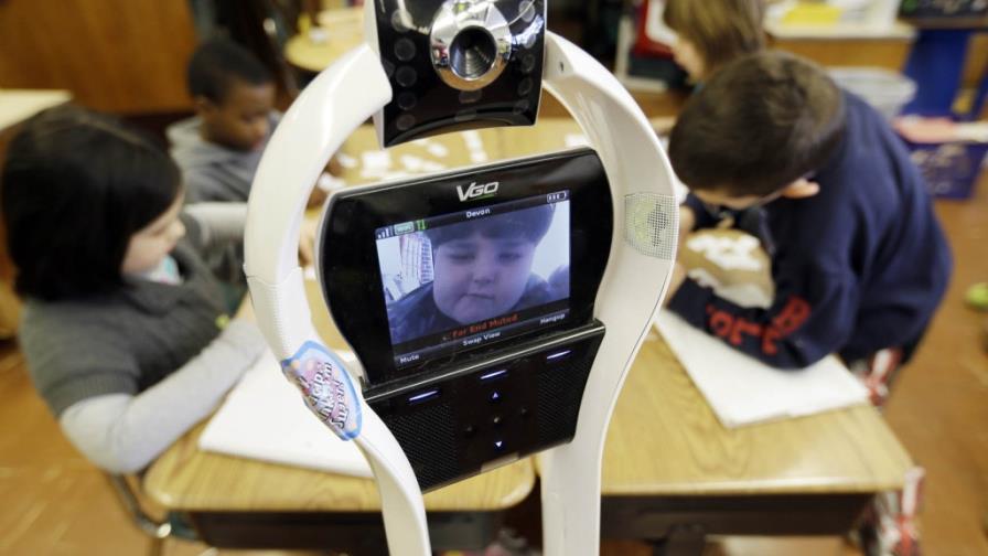 Un robot va a clases en vez de un niño enfermo