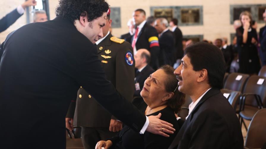 Dudamel dirige la orquesta en el funeral de Chávez
