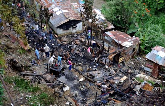 Fuego destruye cinco casas en Santiago