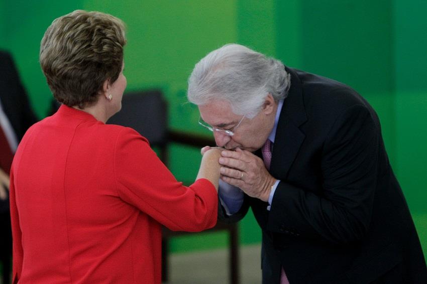 Rousseff pide menos burocracia al investir al ministro de pequeñas empresas