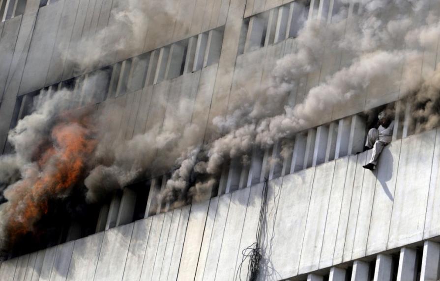Mueren cinco personas al saltar de edificio en llamas en Pakistán