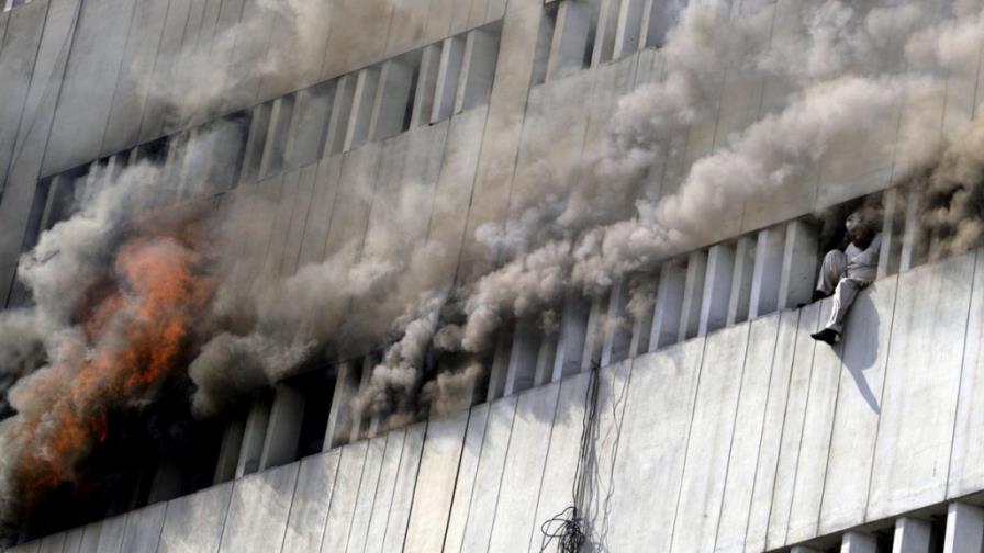 Mueren cinco personas al saltar de edificio en llamas en Pakistán