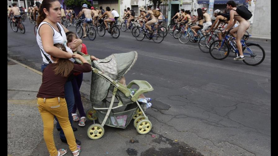 Ciclistas desnudos se manifiestan en México en favor del uso de la bicicleta