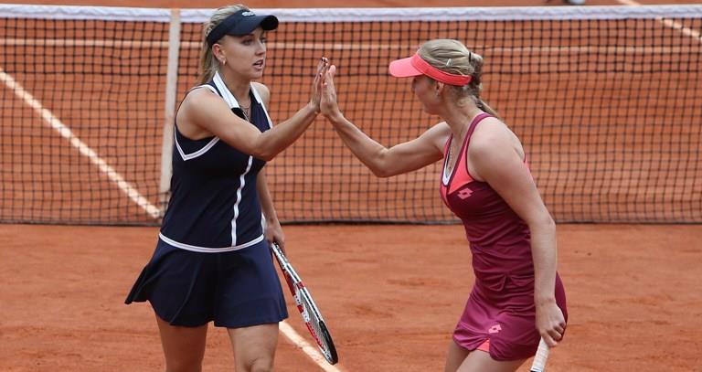 Makarova y Vesnina ganan dobles en Roland Garros