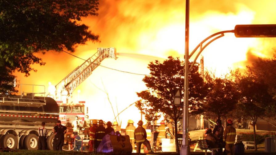 Suben a 13 muertos y 50 desaparecidos por explosión de tren en Canadá