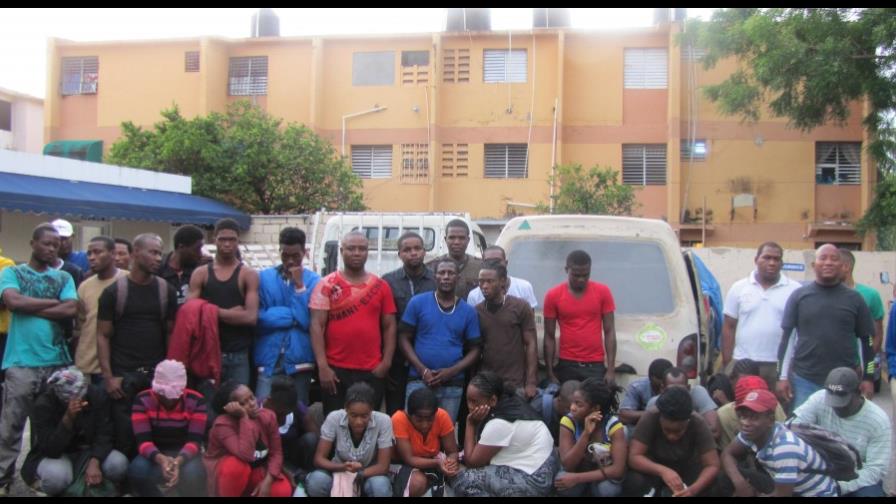 Detienen a seis dominicanos y 34 haitianos por viajes ilegales